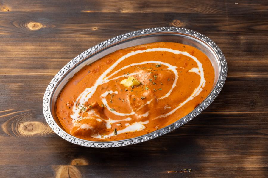 ステンレス皿に盛られたバターチキンカレー