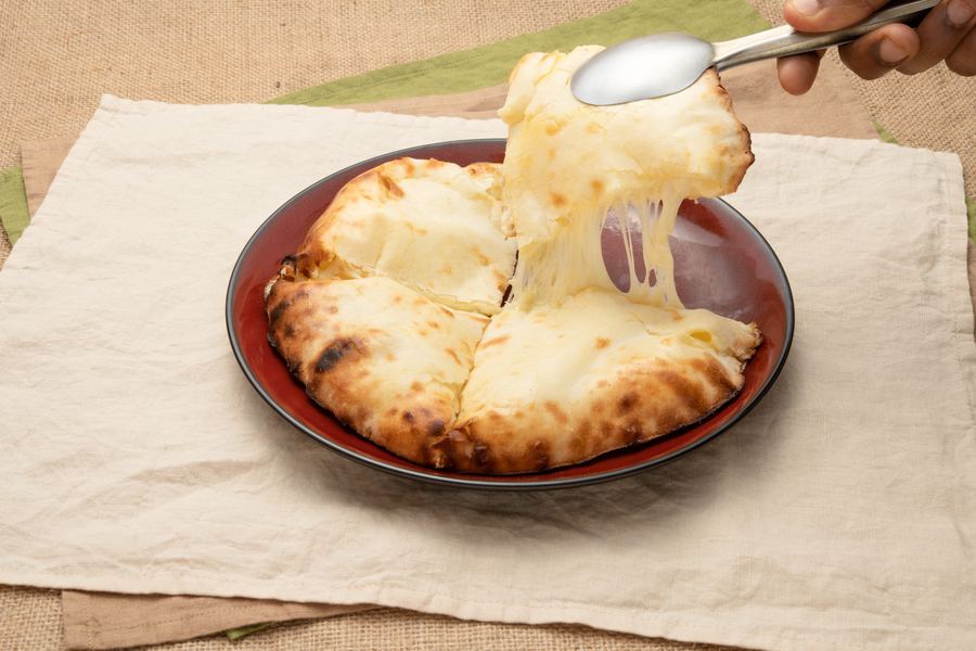 チーズをたっぷり練り込んだ名物チーズナン