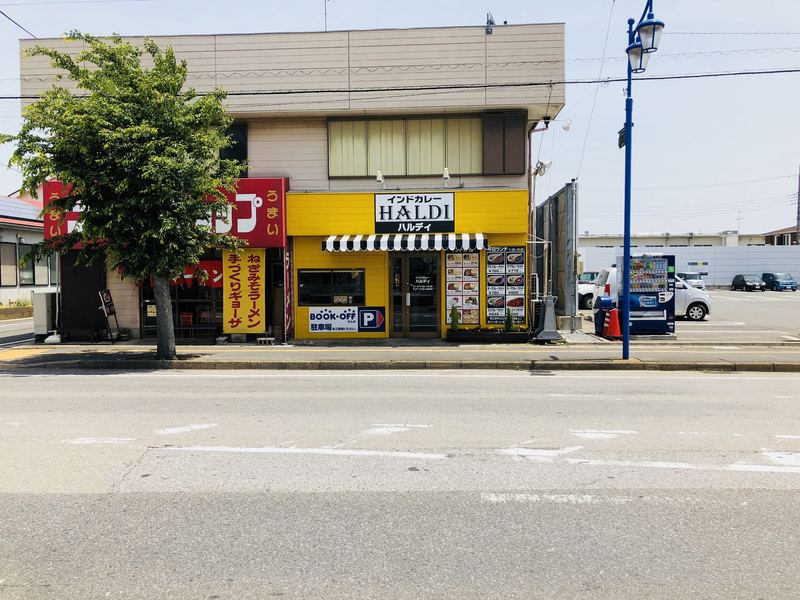 通りから見たインドカレーハルディ四街道店