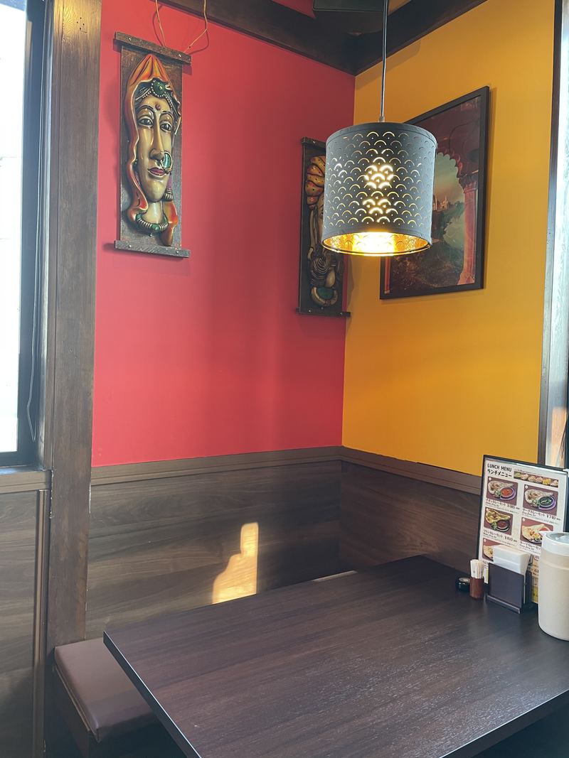 あたたかい色合いのインドカレーハルディの店内席