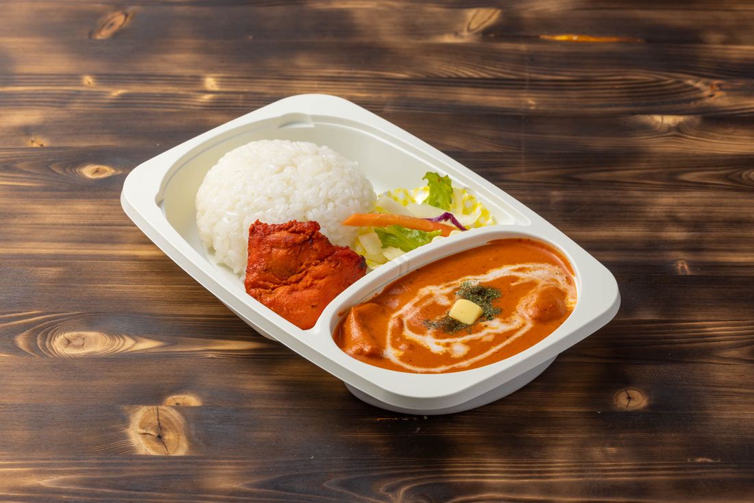 バターチキンカレーとライス、タンドリーチキンが入ったテイクアウト弁当